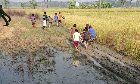 সোনার ডাঙ্গী গ্রামে নেই ঢোকার রাস্তা, গ্রামবাসীর ভোগান্তি চরমে