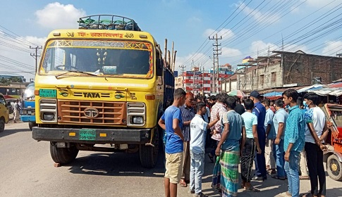 ভৈরবে ট্রাকের ধাক্কায় মোটরসাইকেল আরোহী স্ত্রীর মৃত্যু, স্বামী আহত