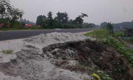 নির্মানাধীন গোপালগঞ্জ-টেকেরহাট সড়কের ২ শ’ স্থানে ভাঙন