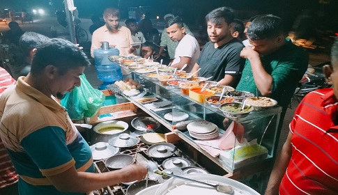 গোপালগঞ্জে ১০ টাকার চিতই পিঠায় মিলছে ৩০ রকমের ভর্তা 