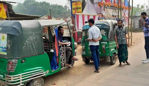 বকশীগঞ্জে চালকদের দ্বন্দ্বে সিএনজি চলাচল বন্ধ, দুর্ভোগে যাত্রীরা