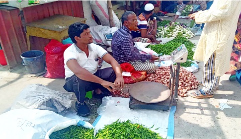 পেঁয়াজ ও কাঁচামরিচের ঝাঁজ কমেছে ঈশ্বরদীতে 