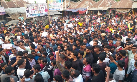 চিন্ময়কে গ্রেফতারের প্রতিবাদে কোটালীপাড়ায় বিক্ষোভ, আহত ২ 