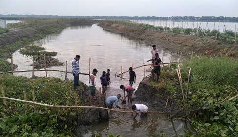 বাঁধ অপসারণ করে দেড় কিলোমিটার খাল প্রভাবশালীর কবল থেকে দখল মুক্ত