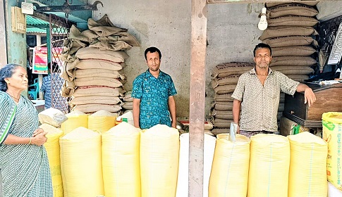 টাঙ্গাইলে উৎপাদিত চালের বস্তা পাল্টে উন্নতজাত বলে বিক্রির অভিযোগ  