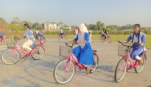 বাইসাইকেল পেয়ে খুশি ২৫ নারী শিক্ষার্থী  