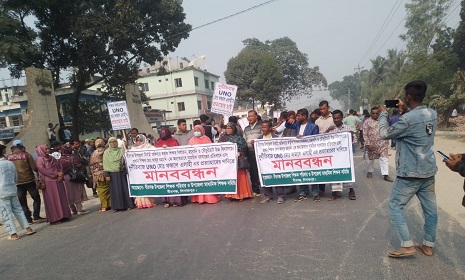 বীরগঞ্জ ইউএনও'র প্রত্যাহারের দাবিতে দিনাজপুর-পঞ্চগড় মহাসড়ক অবরোধ