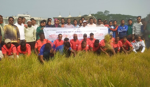 পরিত্যক্ত স্টেডিয়াম সংস্কারে স্বেচ্ছা শ্রম