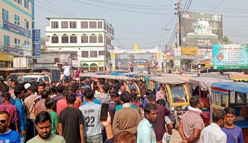 শ্রমিককে মারধর, ট্রাক মালিকের শাস্তির দাবিতে সড়ক অবরোধ