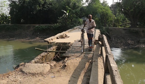 শতাধিক ভাঙা সেতু দিয়ে ‘বিপজ্জনক’ যাতায়াত