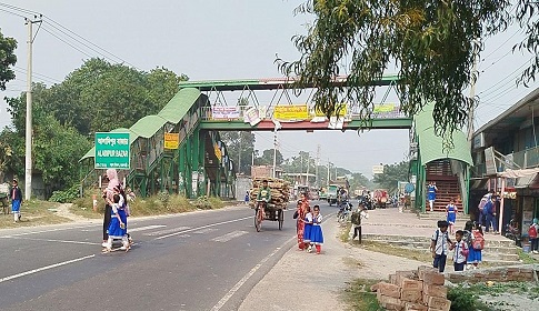 আড়াই কোটির ফুটওভার ব্রিজে পড়ে না ‘পা’