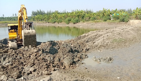 সুবর্ণচরে সন্ত্রাসী কায়দায় প্রজেক্টের মাটি ইটভাটায় বিক্রির অভিযোগ