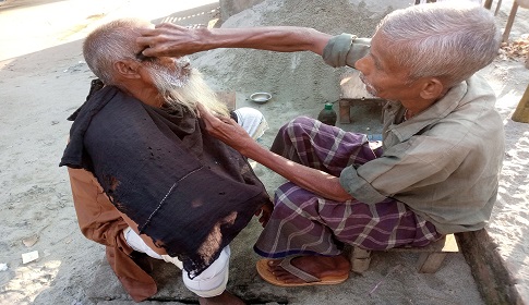 আধুনিক যুগেও টিকে আছে সে-কালের সেলুন