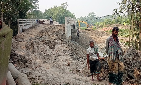 চার বছরেও শেষ হয়নি নির্মাণ কাজ ২৩ মিটার সেতুর জন্য পাড়ি দিতে হয় পাঁচ কিলোমিটার পথ