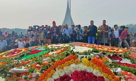 জাতির শ্রেষ্ঠ সন্তানদের শ্রদ্ধা জানাতে স্মৃতিসৌধে গণমানুষের ঢল