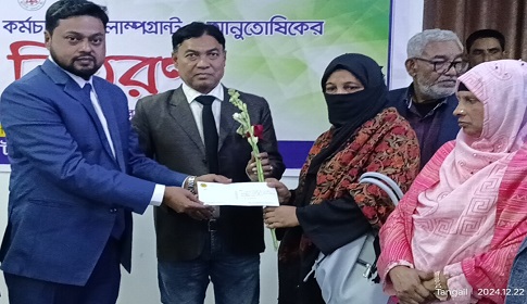 টাঙ্গাইল পৌরসভার অবসরপ্রাপ্ত ১৭ কর্মচারির মাঝে সোয়া ১ কোটি টাকার চেক বিতরণ 