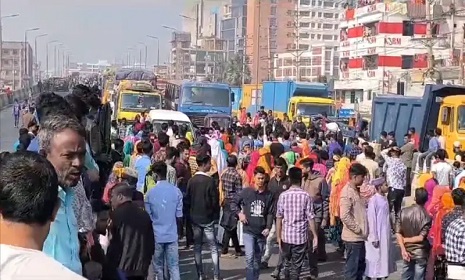 কারখানা খুলে দেওয়ার দাবিতে ঢাকা-টাঙ্গাইল মহাসড়ক অবরোধ