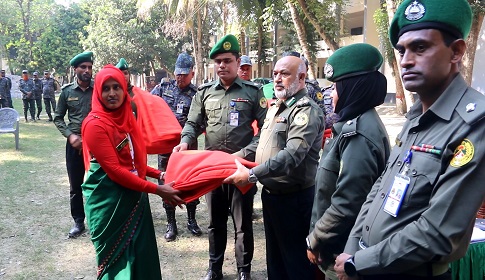 ঝিনাইদহে আনসার ও ভিডিপি সদস্যদের মাঝে শীতবস্ত্র বিতরণ