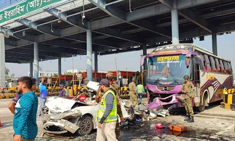 ধলেশ্বরী টোল প্লাজায় বাসের ধাক্কায় নিহত ৫