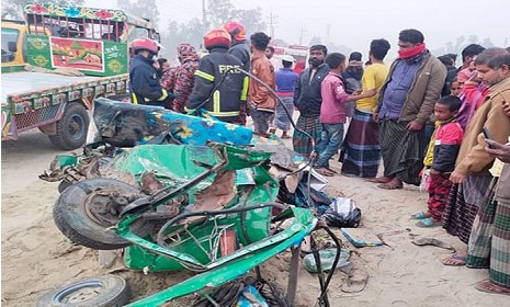 শেরপুরে বাসচাপায় অটোরিকশার চালকসহ ৬ যাত্রী নিহত