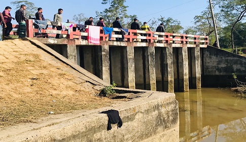 শ্রীমঙ্গলে অবৈধভাবে বালু উত্তোলন, আবাদি জমি সহ স্লুইসগেট হুমকির মুখে