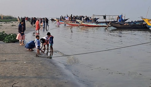 মেঘনার বুকে ‘মিনি কক্সবাজার’