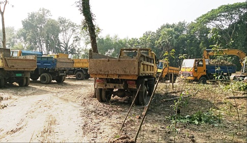 ফসলি ও ভিটার জমি কেটে খনন করছে দিঘী, মাটি যাচ্ছে ইটভাটায় 