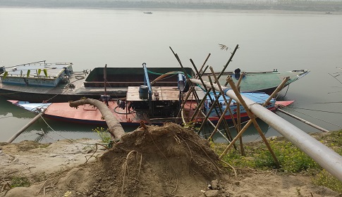 গড়াই নদীতে অবৈধ বালু উত্তোলন, হুমকির মুখে পাড়ের মানুষ