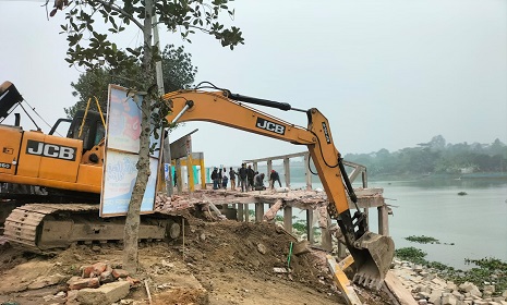 মধুমতির ভাঙন প্রতিরোধ প্রকল্পে বাধা ৫০ অবৈধ স্থাপনা উচ্ছেদ 