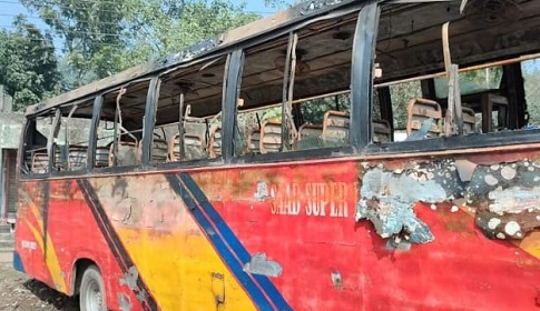 ফরিদপুরে টার্মিনালে রাখা বাসে গভীর রাতে আগুন দিয়েছে দুর্বৃত্তরা