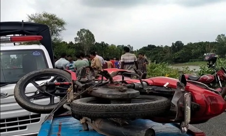 নাটোরে মোটরসাইকেল-ট্রাকের সংঘর্ষে ৩ কিশোর নিহত