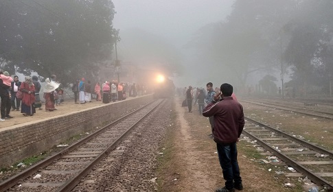 ঘন কুয়াশার চাদরে মোড়ানো সোনাতলা