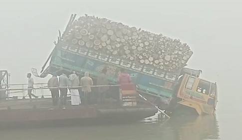 বাগেরহাটে ফেরীর পোষ্ট ভেঙে ট্রাক অর্ধেক নদীতে, ৫ ঘণ্টা পর ফেরী চলাচল বন্ধ