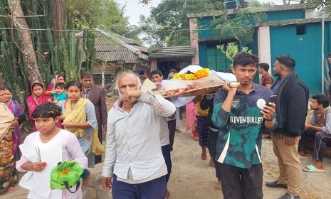 সাতক্ষীরায় পিতার কাঁধে সন্তানের লাশ, চিতায় পুড়ে স্বপ্ন ধুলিস্যাৎ