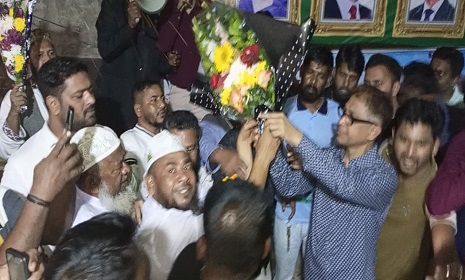 নারায়ণগঞ্জ জেলা বিএনপি'র নব-ঘোষিত আহবায়ককে ফুলেল শুভেচ্ছা