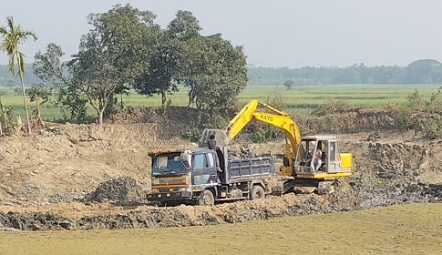 ইট ভাটায় ব্যবহার হচ্ছে ফসলি জমির মাটি, নষ্ট হচ্ছে পরিবেশ 