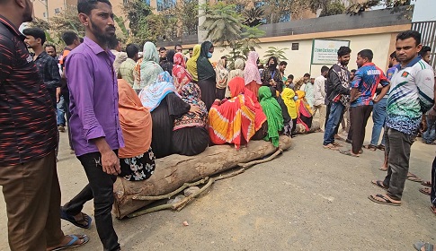 গাজীপুরে বিভিন্ন দাবিতে সড়ক অবরোধ করে শ্রমিকদের বিক্ষোভ