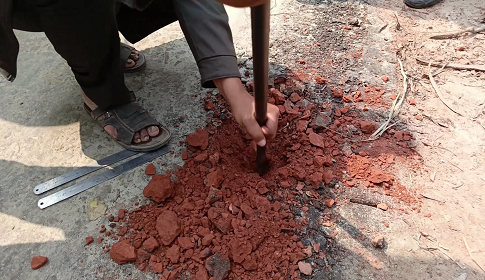 বাগেরহাটে সড়ক নির্মাণে নিম্নমানের খোয়া ব্যবহার, দুদকের অভিযান 