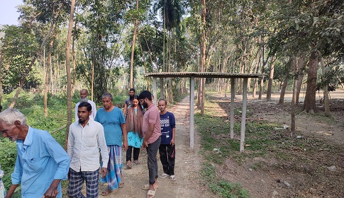 হঠাৎ করে রাস্তা উপর ঘর, চলাচলে দুর্ভোগ ১০০ পরিবারের