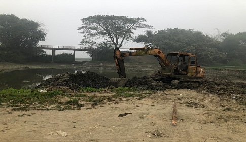 বালিয়াকান্দিতে ফসলী জমি থেকে অবৈধভাবে মাটি কেটে ইটভাটায় নেওয়ার অভিযোগ