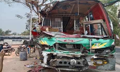 বাস নিয়ন্ত্রণ হারিয়ে গাছের সাথে ধাক্কা, ড্রাইভার ও সুপারভাইজার নিহত