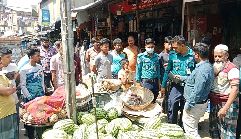 বাজার মনিটরিং ও ফুটপাত নিয়ন্ত্রণে ডিএমপির জুডিসিয়াল ম্যাজিস্ট্রেটের অভিযান