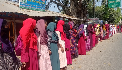 সহকারী শিক্ষিকাকে শ্লীলতাহানি, প্রধান শিক্ষকের শাস্তির দাবিতে মানববন্ধন 