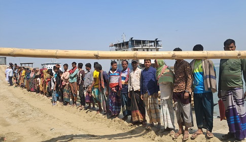 রাজবাড়ীতে অবৈধ বালুর ট্রাক চলাচল বন্ধের দাবিতে মানববন্ধন