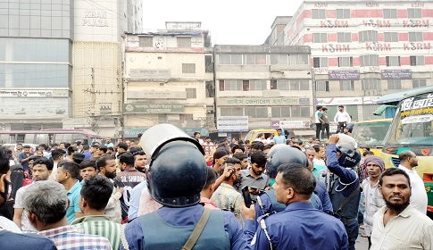 গাজীপুরে কারখানায় শ্রমিক অসন্তোষ, দুই মহাসড়ক অবরোধ