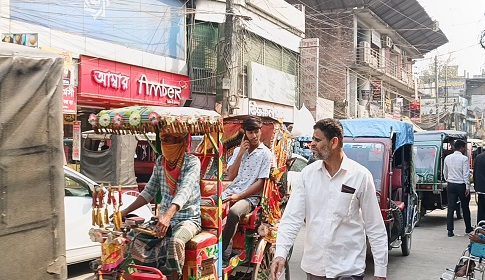 টাঙ্গাইলের রাস্তায় রিকশার রাজত্ব, যানজটে নাকাল পৌরবাসী