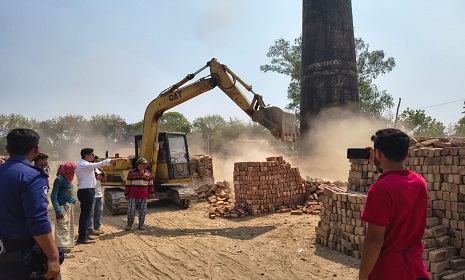 ছাড়পত্র না থাকায় ভেঙে দেওয়া হলো ইটভাটা, ২ লাখ টাকা জরিমানা