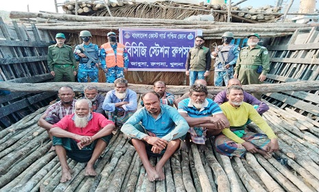 কোস্টগার্ডের অভিজানে চোরাইকৃত কাঠসহ আটক ১০