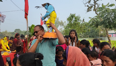 কুড়িগ্রামে উৎসবমুখর পরিবেশে দোল উৎসব, প্রতিটি মন্দিরে ভক্তের উপচে পড়া ভিড়