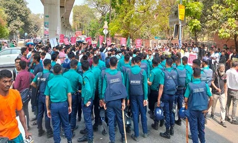 শহীদ মিনার অভিমুখে যাত্রা, ইনকিলাব মঞ্চকে পথেই আটকে দিলো পুলিশ